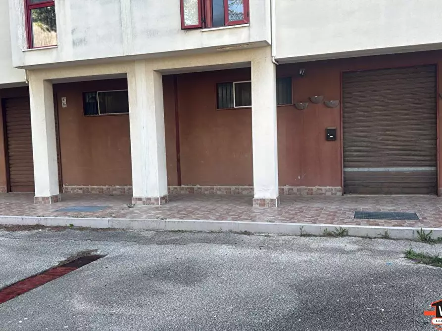 locale commerciale in vendita ad Adelfia