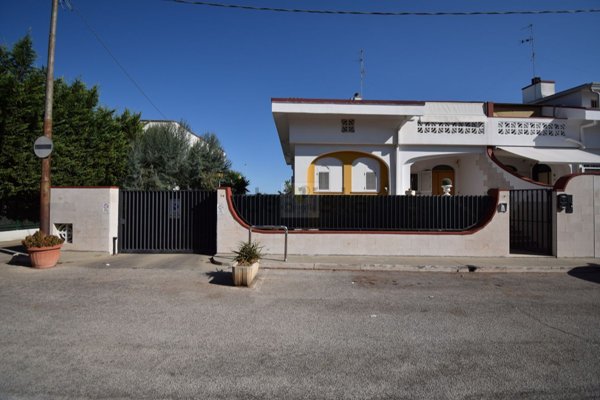casa indipendente in vendita ad Adelfia in zona Canneto