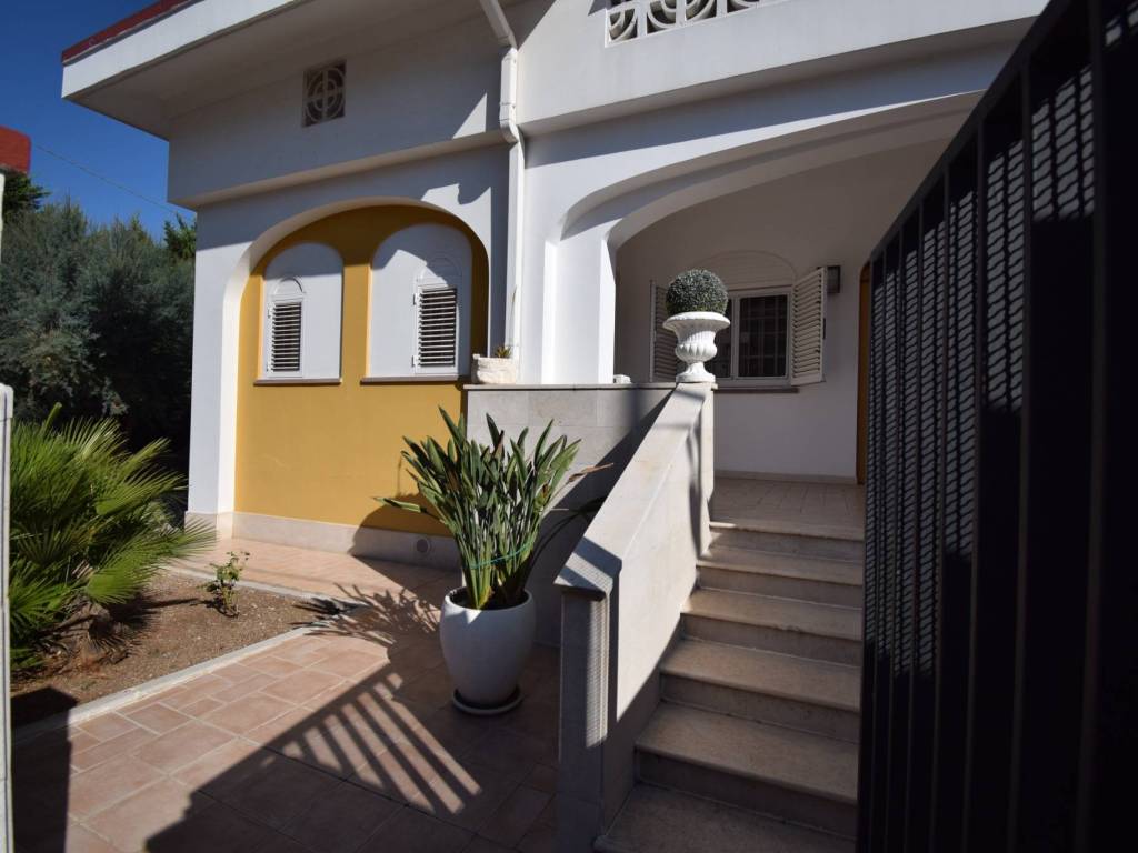 casa indipendente in vendita ad Adelfia in zona Canneto