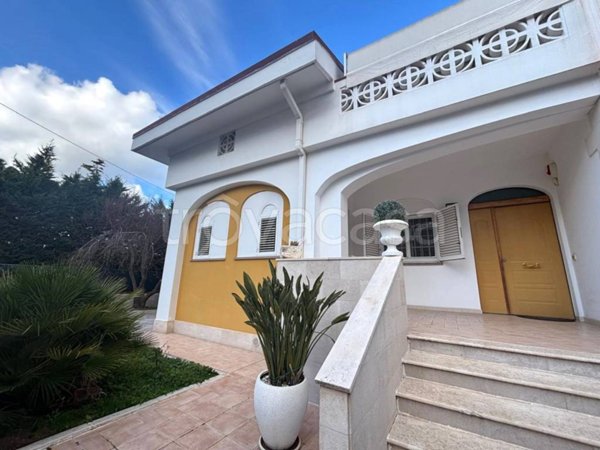 casa indipendente in vendita ad Adelfia in zona Canneto