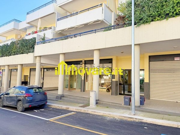 locale commerciale in vendita ad Adelfia in zona Canneto