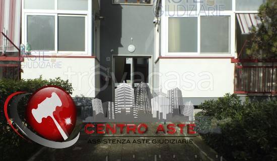 locale commerciale in vendita ad Adelfia