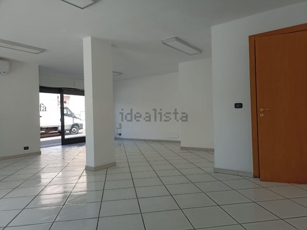 locale commerciale in vendita ad Adelfia in zona Canneto