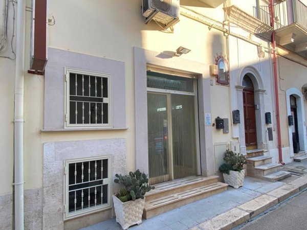 locale commerciale in vendita ad Adelfia