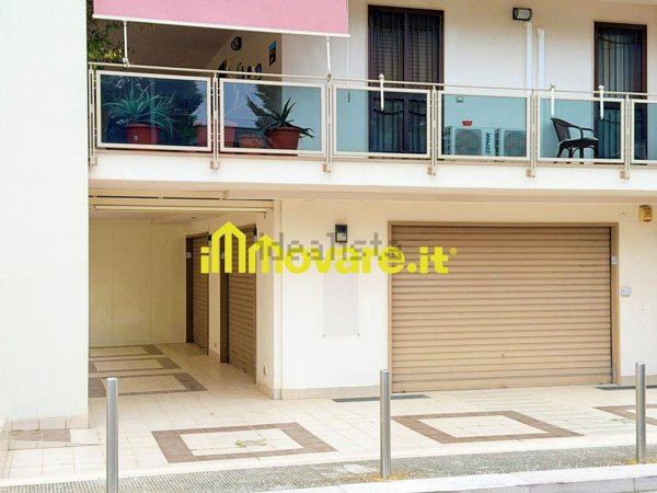 locale commerciale in vendita ad Adelfia