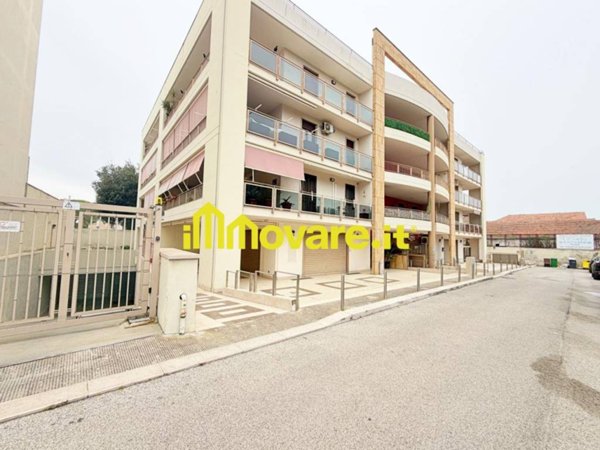 negozio in vendita ad Adelfia