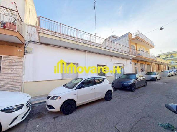 casa indipendente in vendita ad Adelfia in zona Canneto
