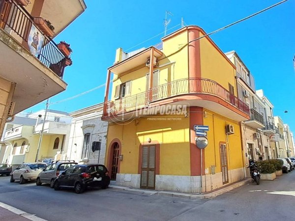 casa indipendente in vendita ad Adelfia in zona Canneto
