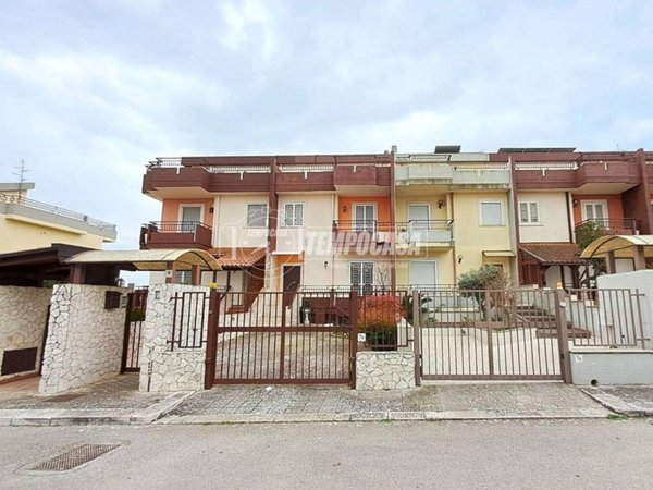 casa indipendente in vendita ad Adelfia in zona Canneto