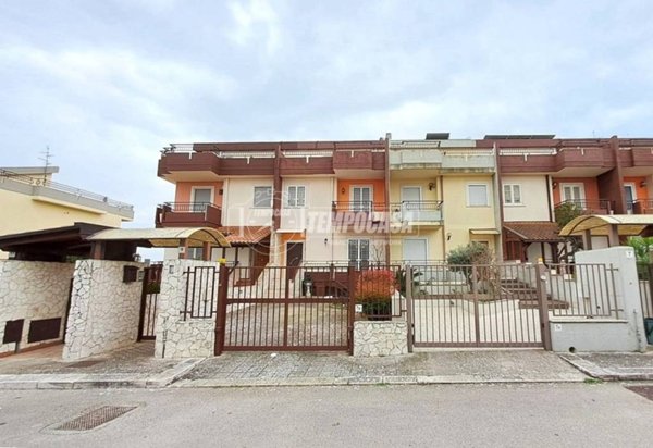 casa indipendente in vendita ad Adelfia in zona Canneto