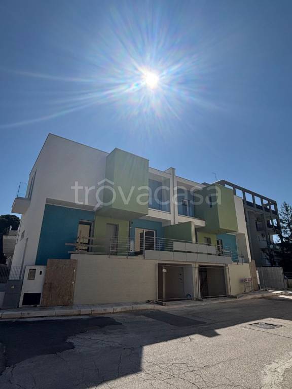 casa indipendente in vendita ad Adelfia in zona Canneto