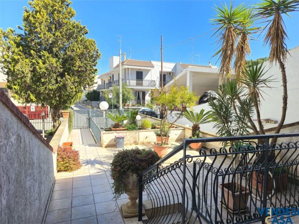 casa indipendente in vendita ad Adelfia in zona Canneto