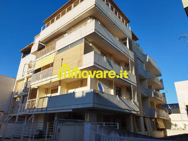 negozio in vendita ad Adelfia in zona Canneto