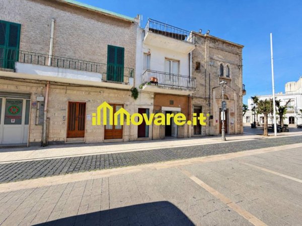negozio in vendita ad Adelfia in zona Canneto