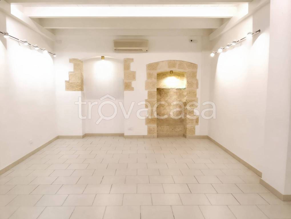 negozio in vendita ad Adelfia in zona Canneto