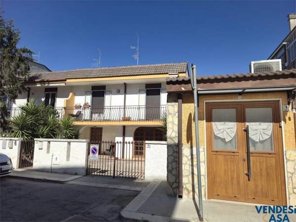 casa indipendente in vendita ad Adelfia in zona Canneto