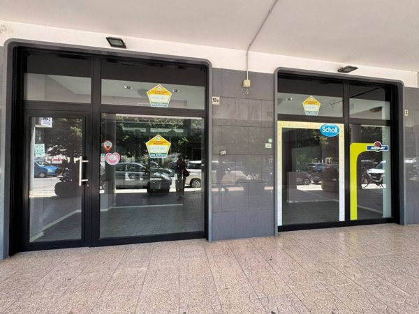 negozio in vendita ad Adelfia in zona Canneto