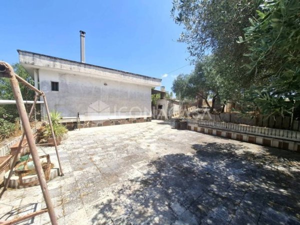 locale commerciale in vendita ad Adelfia