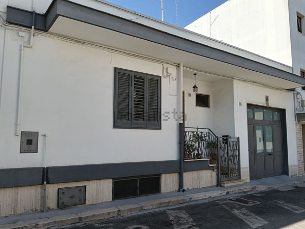 casa indipendente in vendita ad Adelfia in zona Canneto