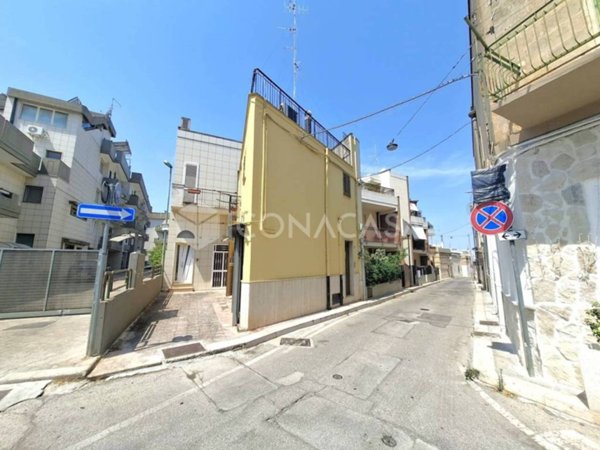 appartamento in vendita ad Adelfia in zona Canneto