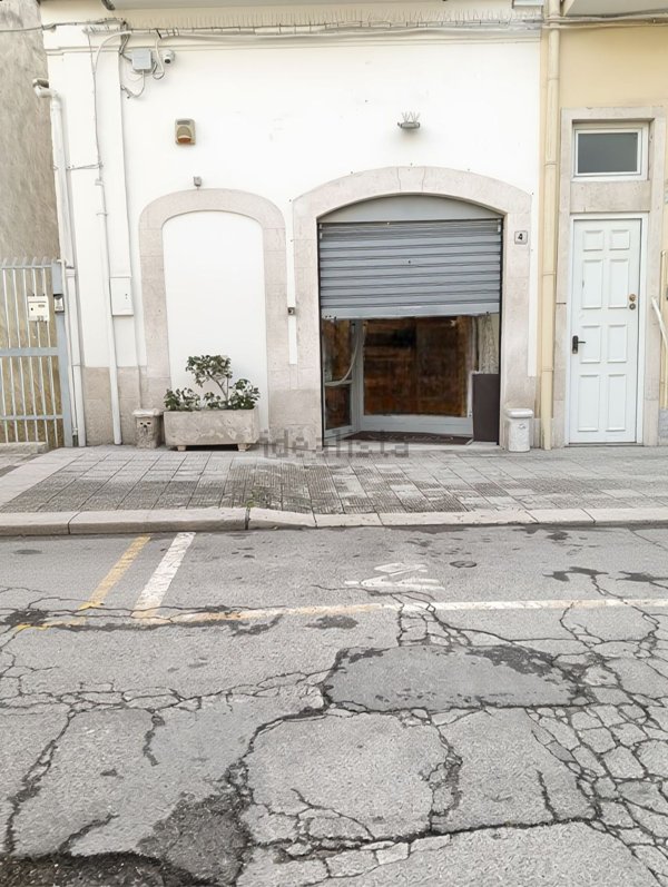 locale commerciale in vendita ad Adelfia in zona Canneto