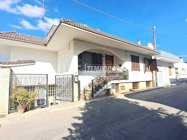 casa indipendente in vendita ad Adelfia in zona Canneto