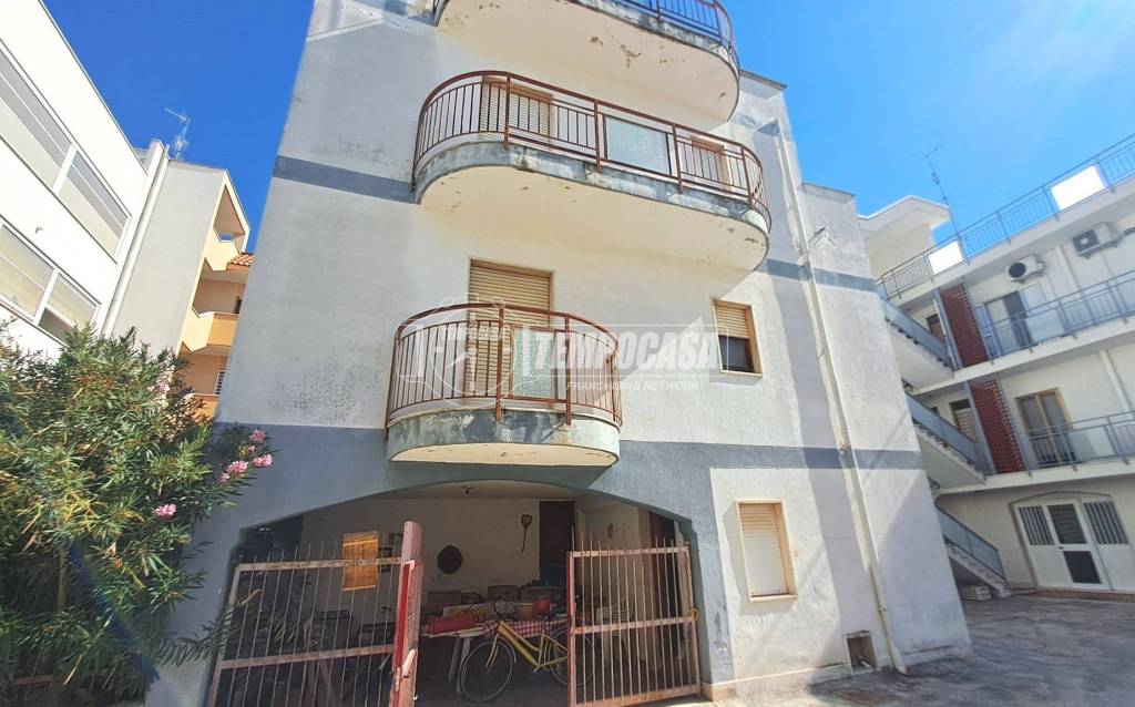 casa indipendente in vendita ad Adelfia in zona Canneto