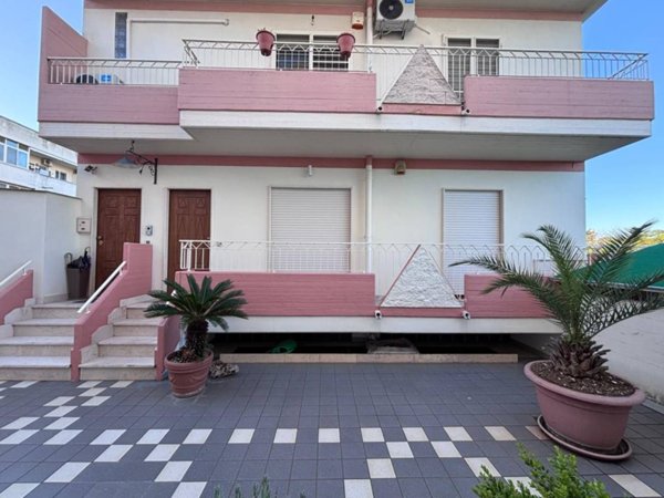 casa indipendente in vendita ad Adelfia in zona Canneto