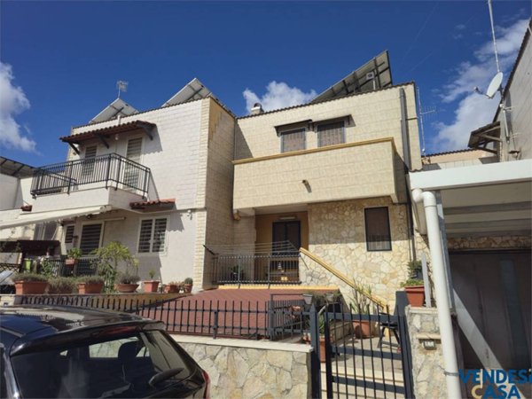 casa indipendente in vendita ad Adelfia in zona Canneto