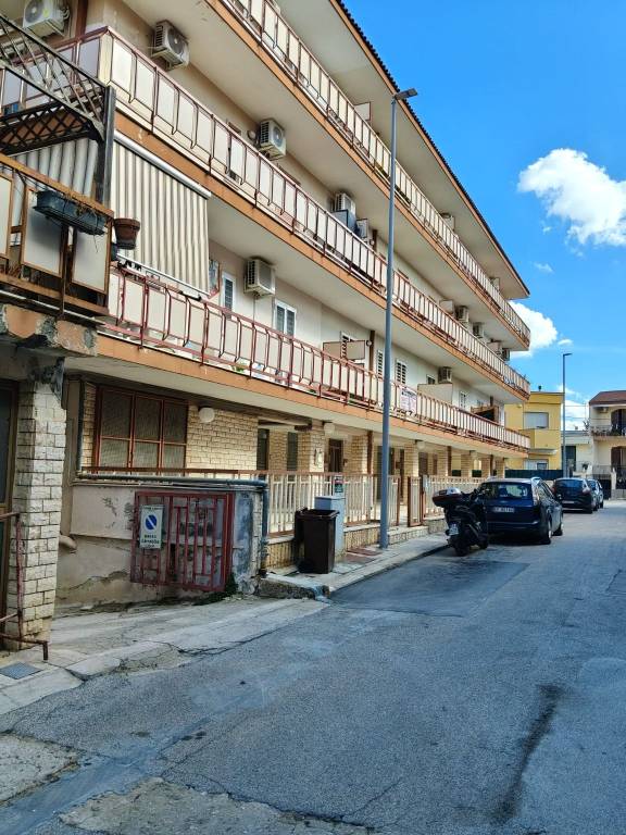 appartamento in vendita ad Adelfia in zona Canneto