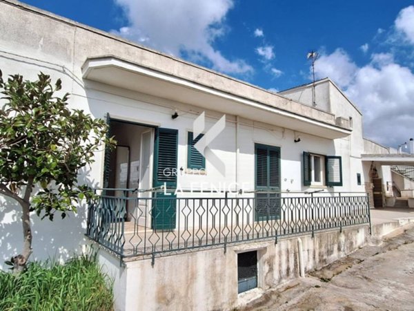 casa indipendente in vendita ad Alberobello in zona Coreggia
