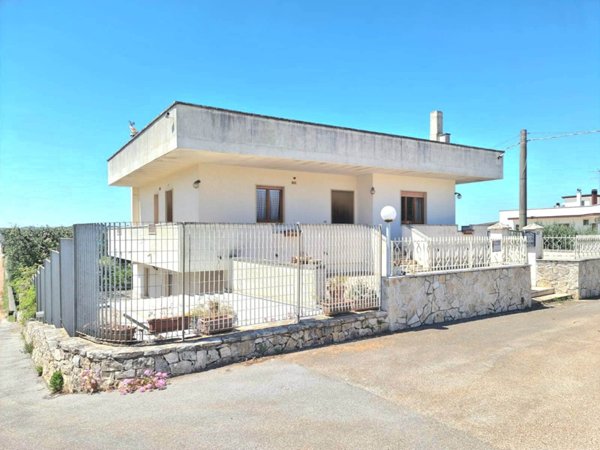 casa indipendente in vendita ad Alberobello in zona Coreggia