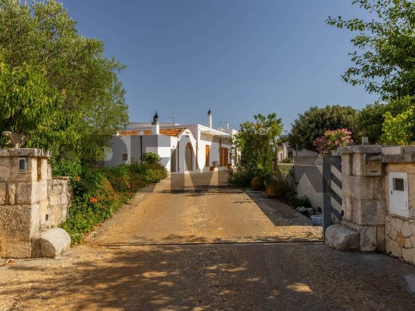 casa indipendente in vendita ad Alberobello in zona Coreggia