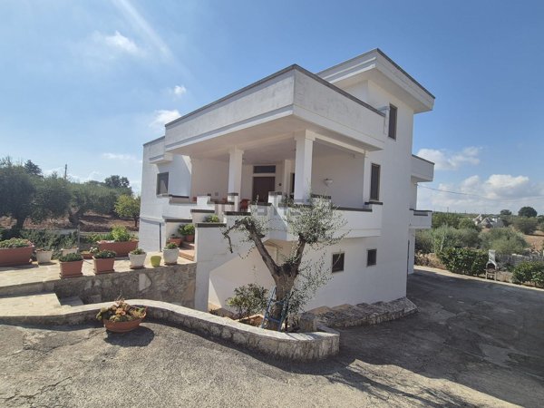 casa indipendente in vendita ad Alberobello in zona Coreggia