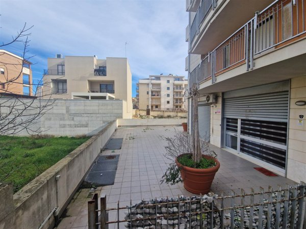 locale commerciale in vendita ad Altamura