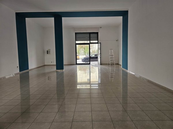 locale commerciale in vendita ad Altamura