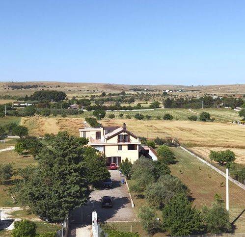 casa indipendente in vendita ad Altamura in zona Stazione Ferroviaria