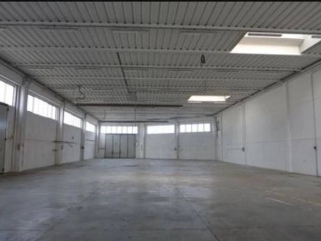 locale commerciale in vendita ad Altamura