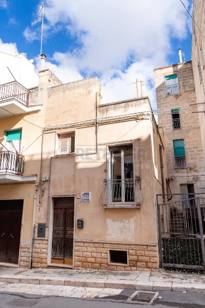 casa indipendente in vendita ad Altamura in zona Stazione Ferroviaria