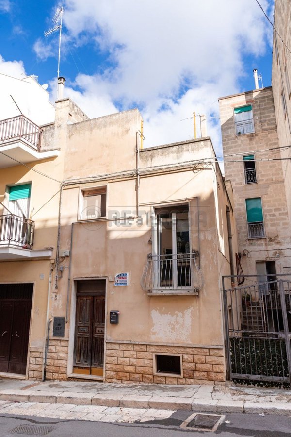 casa indipendente in vendita ad Altamura in zona Stazione Ferroviaria