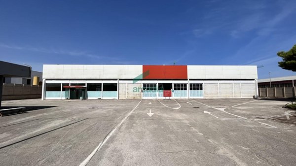 negozio in vendita a Bari in zona Zona Industriale