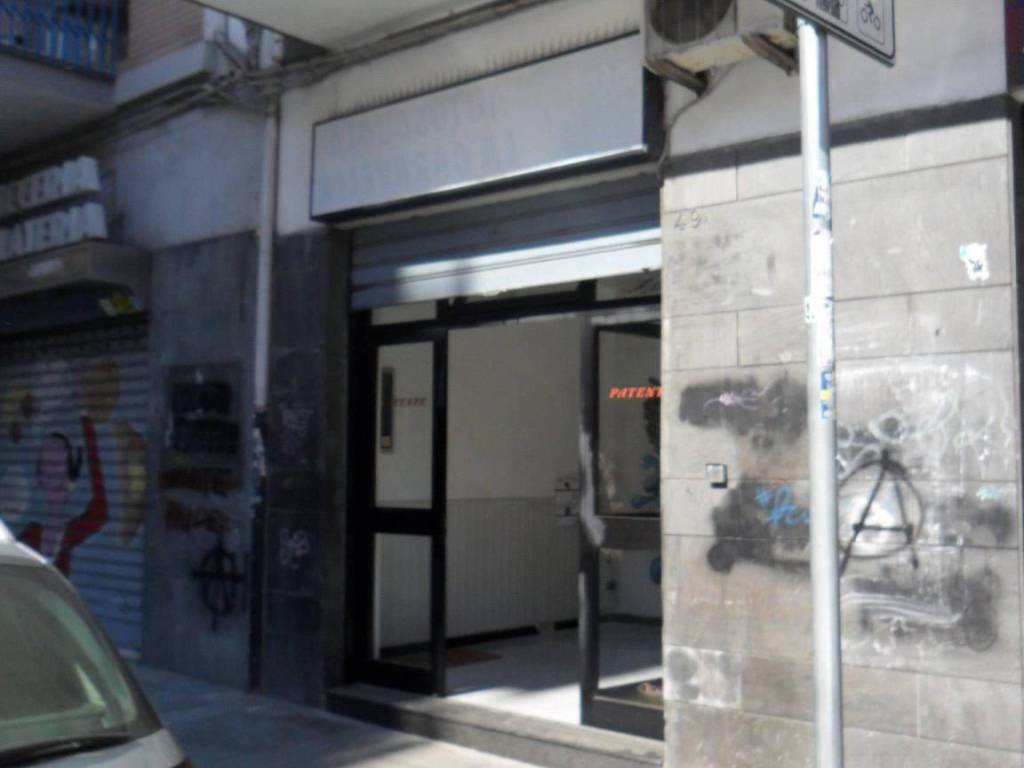 negozio in vendita a Bari in zona Picone
