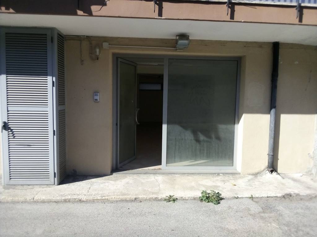 locale commerciale in vendita a Bari in zona Picone