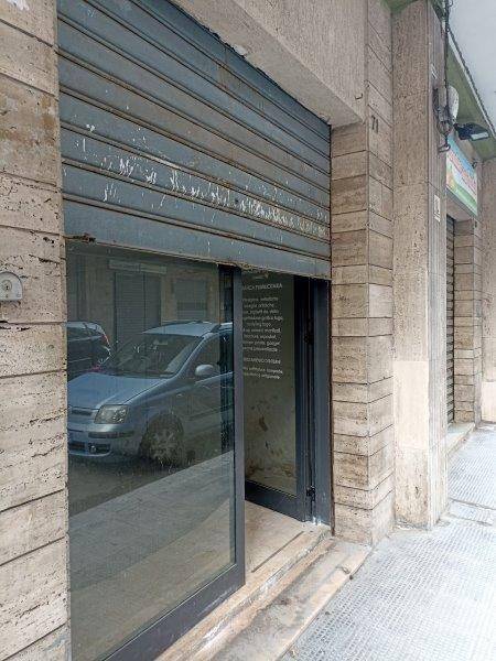 negozio in vendita a Bari in zona Carrassi