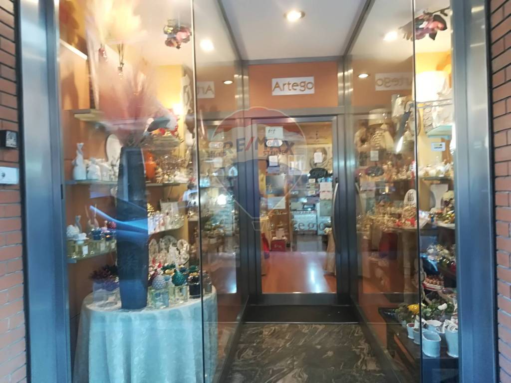 negozio in vendita a Bari in zona Murat