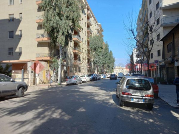 ufficio in vendita a Bari in zona Picone
