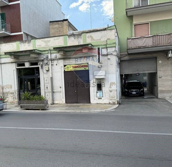 negozio in vendita a Bari in zona Stanic