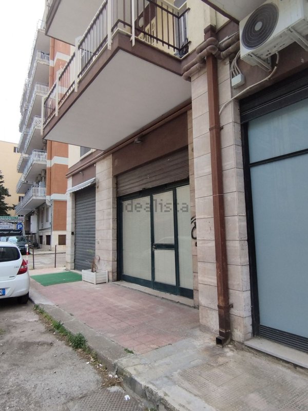 locale commerciale in vendita a Bari in zona Picone