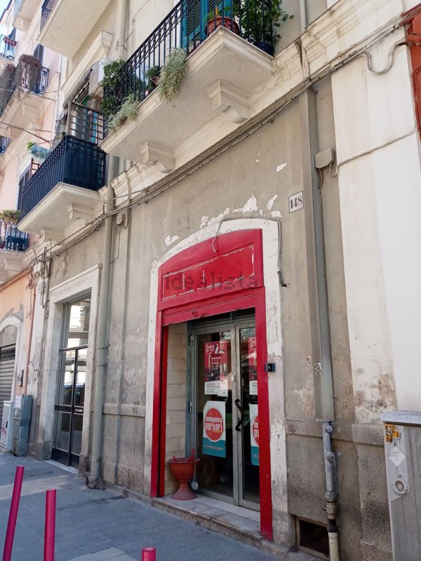negozio in vendita a Bari in zona Libertà