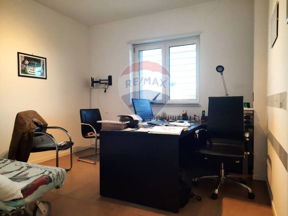 ufficio in vendita a Bari in zona Japigia